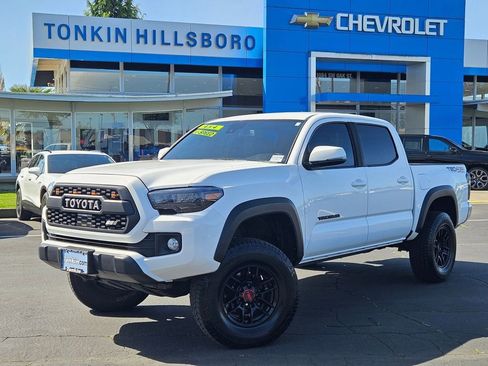 Used 2019 Toyota Tacoma TRD Off-Road AWD/4WD image 2