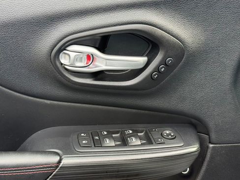 Used 2015 Jeep Cherokee Trailhawk w/ Leather Interior Group AWD/4WD image 18