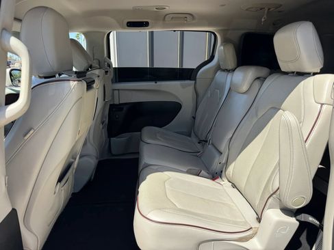 Used 2017 Chrysler Pacifica Limited w/ UConnect Theater Package FWD image 26