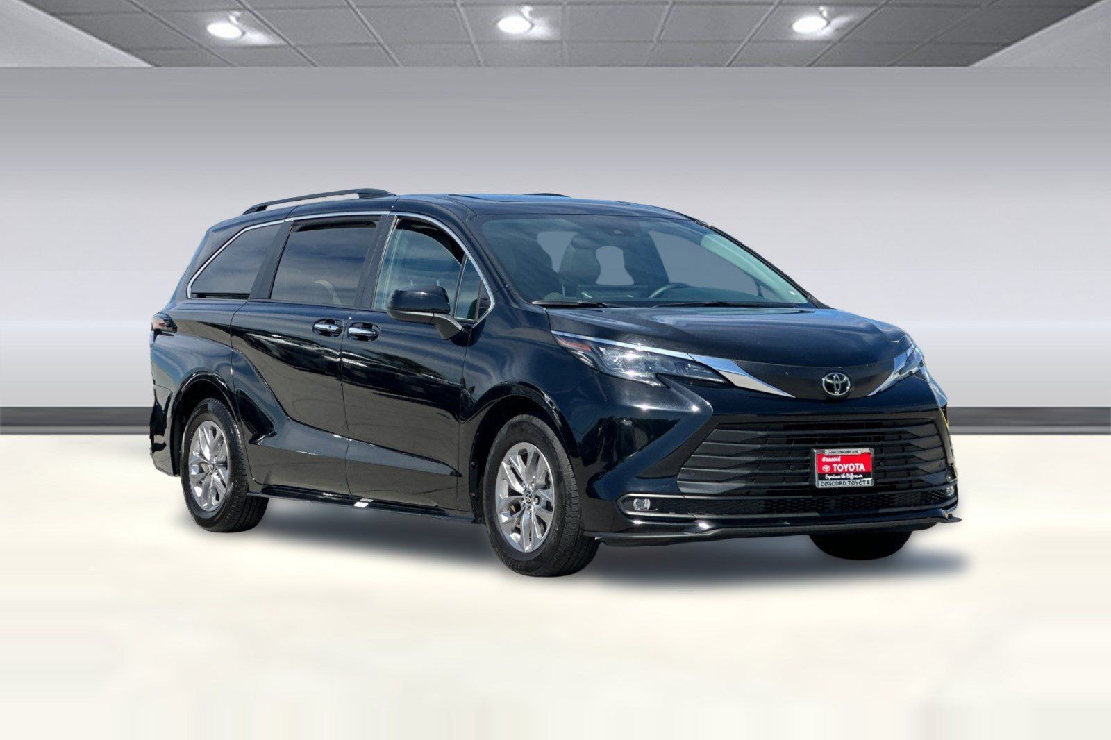 Used 2026 Toyota Sienna XLE FWD image 7