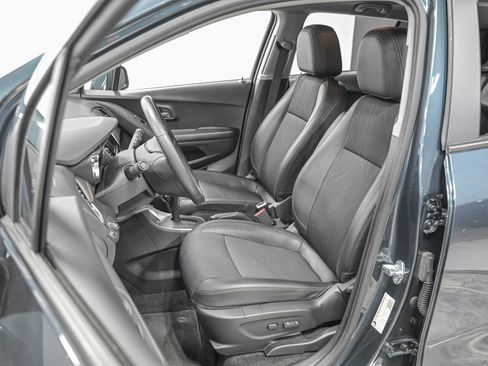 Used 2022 Chevrolet Trax LT w/ LT Convenience Package image 18