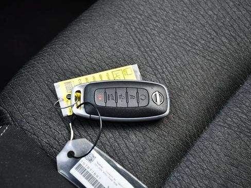 Used 2025 Nissan Rogue SV AWD/4WD image 18