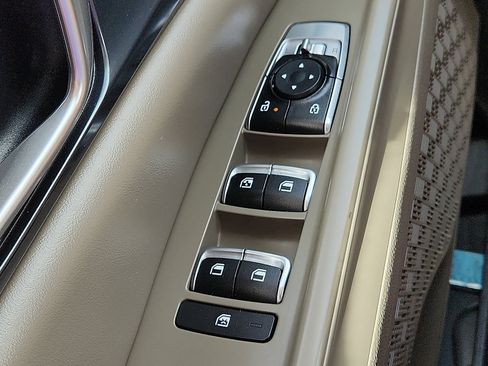 Used 2025 Kia Carnival FWD image 17