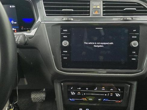 Used 2022 Volkswagen Tiguan SE image 11