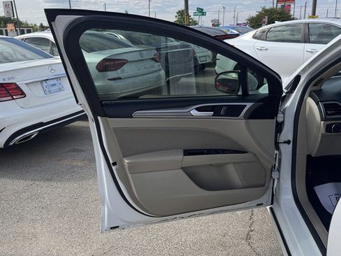 Used 2018 Ford Fusion SE FWD image 14