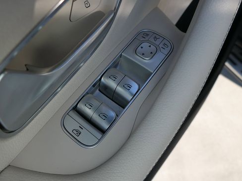 Used 2024 Mercedes-Benz GLS 580 4MATIC image 19