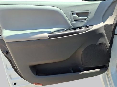 Used 2020 Toyota Sienna L FWD image 10