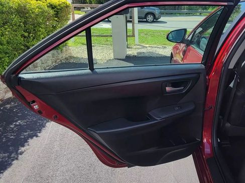 Used 2016 Toyota Camry SE image 19
