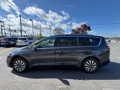 Used 2021 Chrysler Pacifica Touring-L FWD image 8