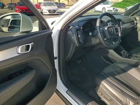 Used 2025 Volvo XC40 B5 Core image 13