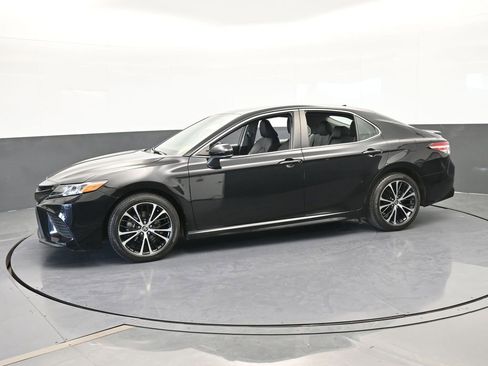 Used 2020 Toyota Camry SE image 2