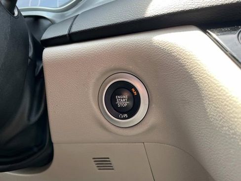 Certified 2024 Chrysler Pacifica Touring-L FWD image 37