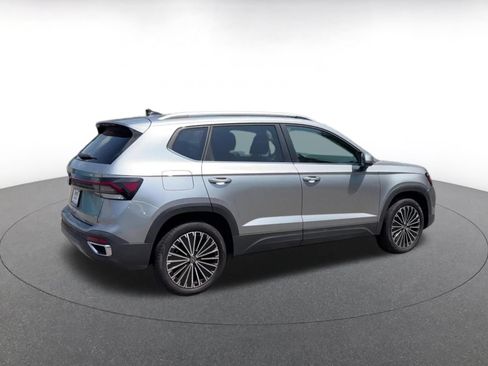 Used 2025 Volkswagen Taos SE FWD image 12