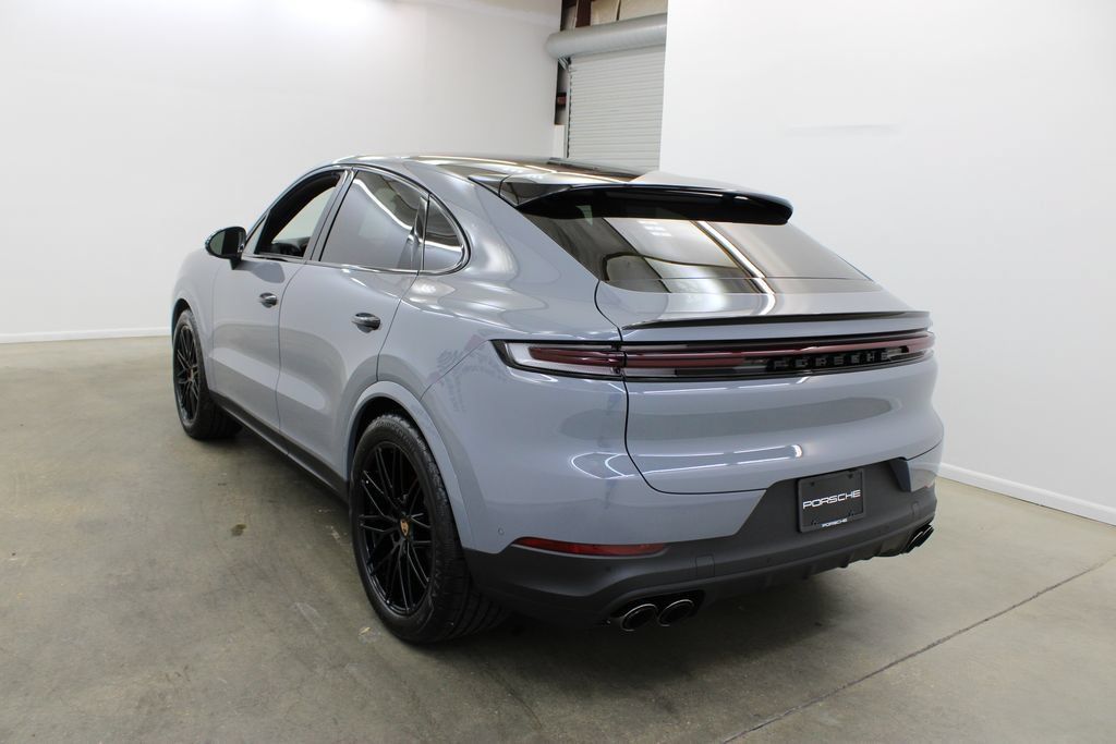 Used 2025 Porsche Cayenne S AWD/4WD image 3