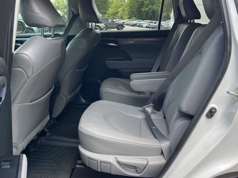 Used 2021 Toyota Highlander Platinum FWD image 8