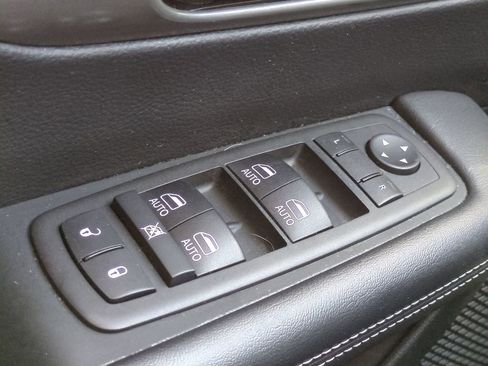 Used 2025 Chrysler Pacifica Select image 27