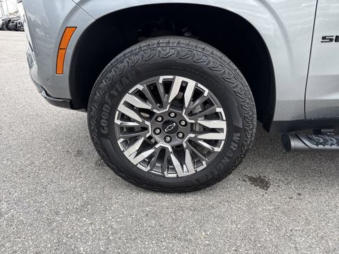 Used 2025 Chevrolet Suburban Z71 image 11