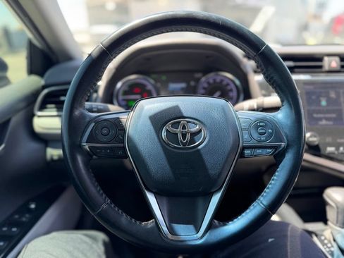 Used 2020 Toyota Camry XLE w/ Preferred Accessory Package FWD image 6