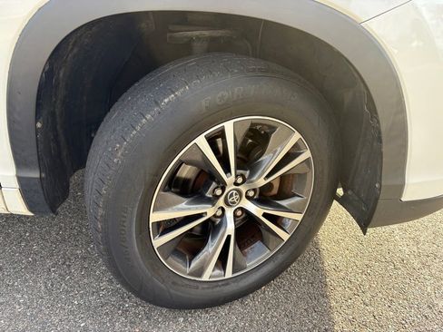 Used 2017 Toyota Highlander LE image 32