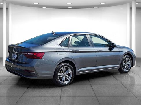 Used 2024 Volkswagen Jetta SE FWD image 6