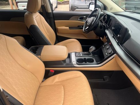 Certified 2024 Kia Carnival LX FWD image 17