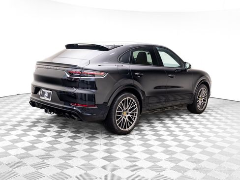 Certified 2023 Porsche Cayenne Platinum Edition image 6