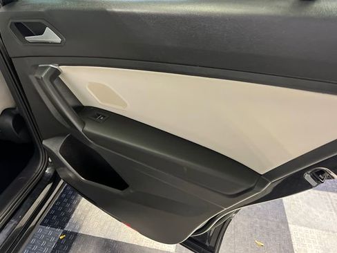 Used 2021 Volkswagen Tiguan SE w/ Panoramic Sunroof Package image 10