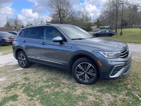 Used 2024 Volkswagen Tiguan SE image 3