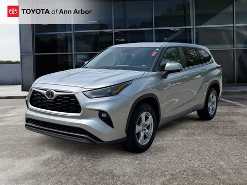 Used 2023 Toyota Highlander LE FWD image 8