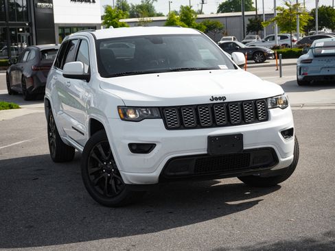 Used 2019 Jeep Grand Cherokee Altitude AWD/4WD image 2
