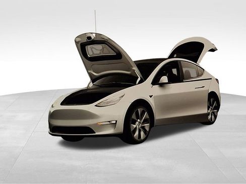 Used 2023 Tesla Model Y Long Range image 40