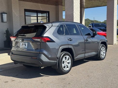 Used 2021 Toyota RAV4 LE image 11