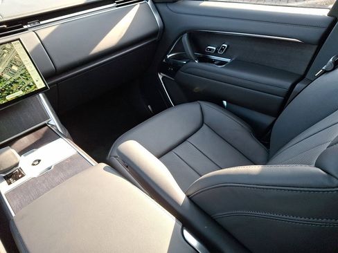 Used 2024 Land Rover Range Rover SE image 11