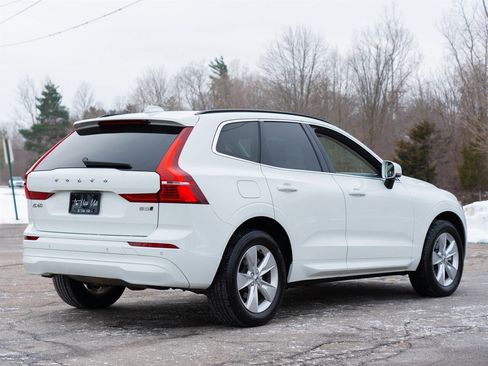 Used 2022 Volvo XC60 B5 Momentum image 5