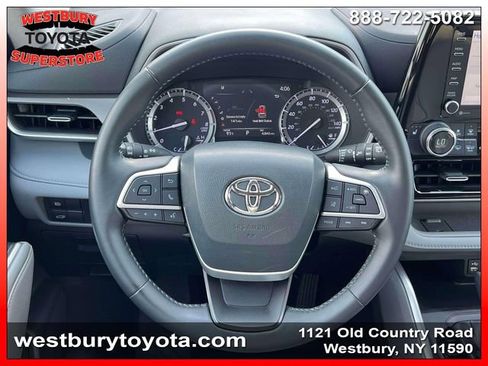 Used 2022 Toyota Highlander XLE AWD/4WD image 18