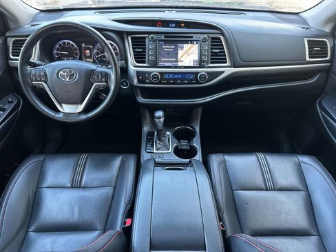 Used 2019 Toyota Highlander SE image 12