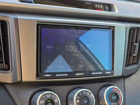 Used 2018 Toyota RAV4 LE FWD image 5