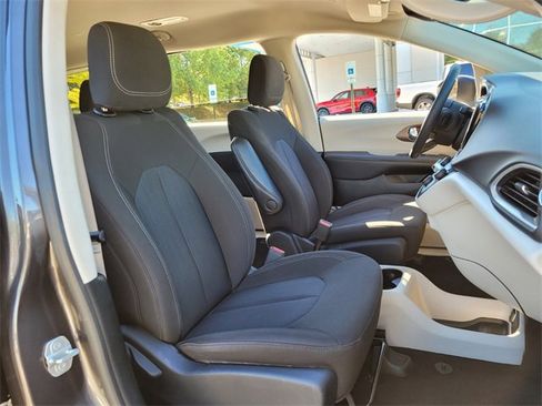 Used 2023 Chrysler Voyager LX image 18