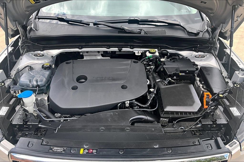 Certified 2024 Volvo XC40 B5 Plus w/ Protection Package Premier AWD/4WD image 13