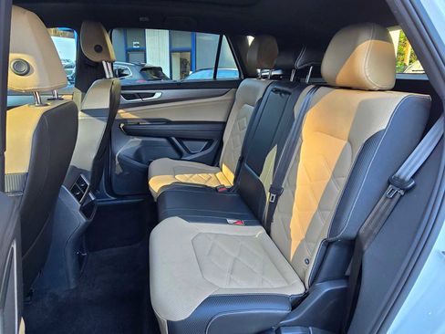 Used 2024 Volkswagen Atlas Cross Sport SE image 17