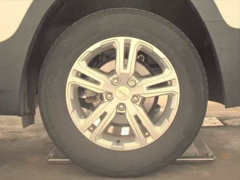 Used 2018 GMC Terrain SLE w/ Driver Convenience Package FWD image 9