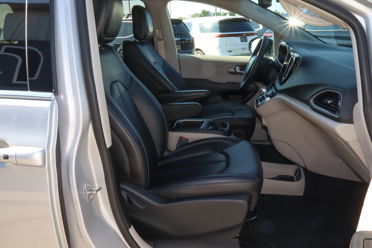 Used 2024 Chrysler Pacifica Touring-L FWD image 28