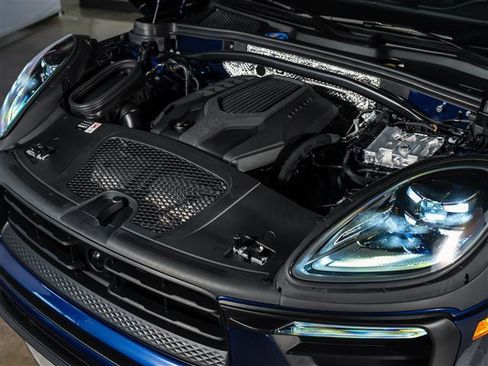 Certified 2026 Porsche Macan AWD/4WD image 16