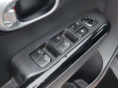 Used 2016 Kia Soul ! FWD image 11