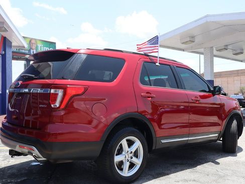 Used 2017 Ford Explorer XLT w/ Equipment Group 202A AWD/4WD image 4