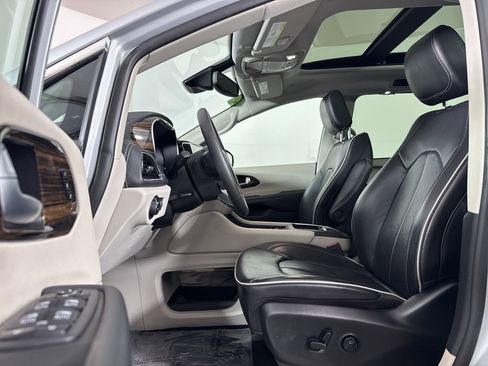 Used 2024 Chrysler Pacifica Limited image 5
