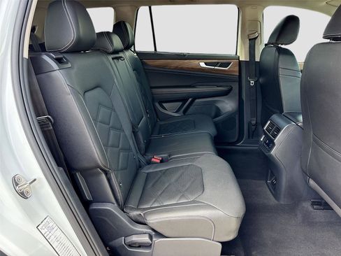 Used 2025 Volkswagen Atlas SE image 28