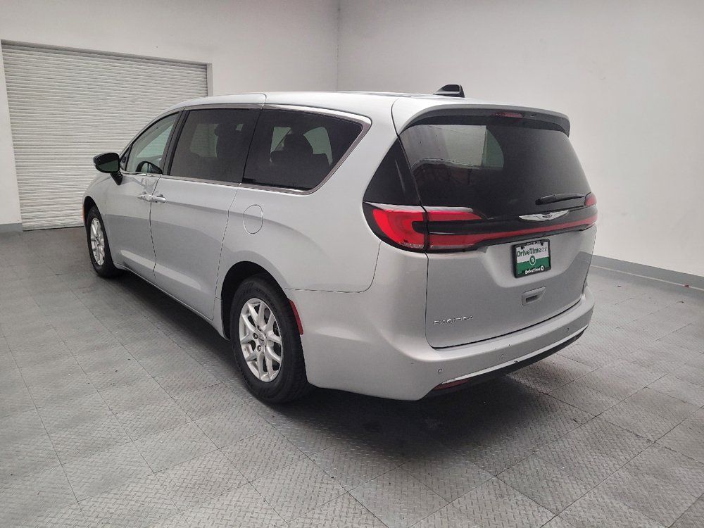 Used 2024 Chrysler Pacifica Touring-L FWD image 5