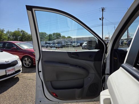 Used 2010 Kia Sedona LX FWD image 9