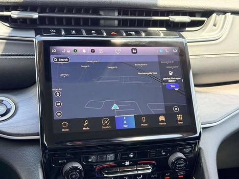 Used 2023 Jeep Grand Cherokee Limited AWD/4WD image 19